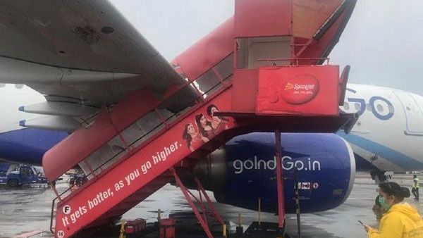 ఈదురుగాలి బీభత్సం: స్పైస్ జెట్ నిచ్చెన.. ఇండిగో విమానాన్ని ఢీకొట్టింది.. రెక్కలు, ఇంజిన్ ధ్వంసం