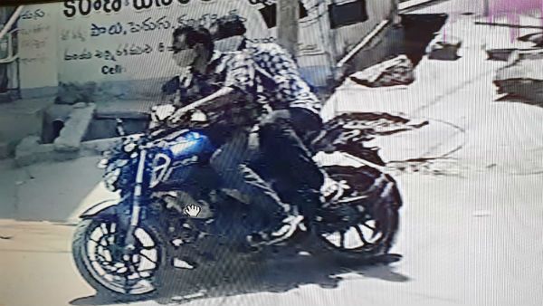 కొరియర్ బాయ్స్ గెటప్ .. మహిళల మంగళ సూత్రాలే టార్గెట్ .. కొత్తరకం చైన్ స్నాచింగ్స్