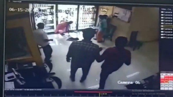 బ్యాంకులో రద్దీ, చిన్నపొరపాటుతో అదే బ్యాంకులో మహిళ మృతి, ప్రాణం తీసిన స్కూటర్ తాళం, గ్లాస్ డోర్ !