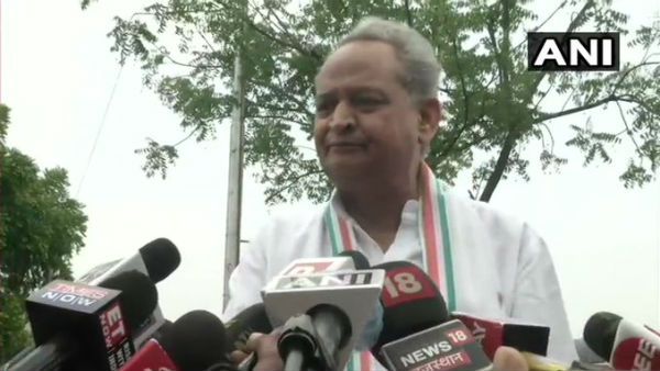 రాజస్థాన్ సీఎం అశోక్ గెహ్లాట్ లక్ష్యంగా ఐటీ సోదాలు: సన్నిహితుల వద్ద రూ. 6కోట్లు సీజ్