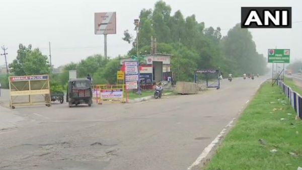 భద్రతా దళాల గుప్పిట్లో: కొవ్వొత్తులు వెలిగించి.. స్వాగతం: ఇళ్ల మీద నిల్చుంటే కఠిన చర్యలు