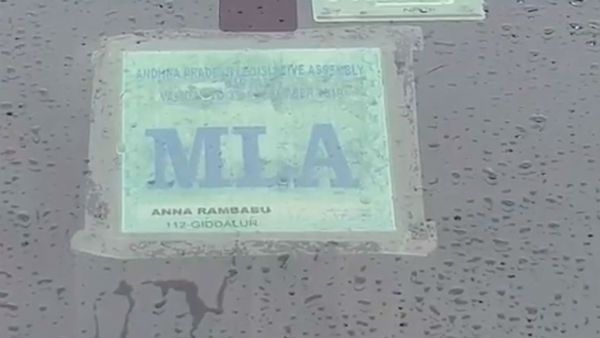 చిక్కుల్లో వైసీపీ ఎమ్మెల్యే?: స్టిక్కర్ అతికించిన కారులో బ్లాక్‌మనీ, బంగారం?: తమిళనాడులో సీజ్