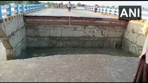 ప్రారంభమైన నెల రోజులకే కూలిన వంతెన...రూ.263 కోట్లు నీళ్ల పాలు, భారీ వర్షాలతో..!