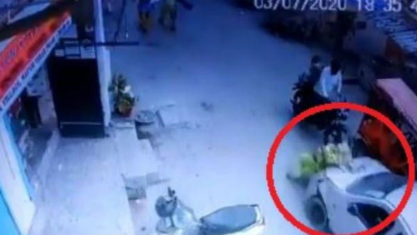 ఒళ్లు గగుర్పొడిచే ఘటన: మహిళను కారుతో ఢీ కొని, పైనుంచి పొనిచ్చిన ఘనుడు (వీడియో)