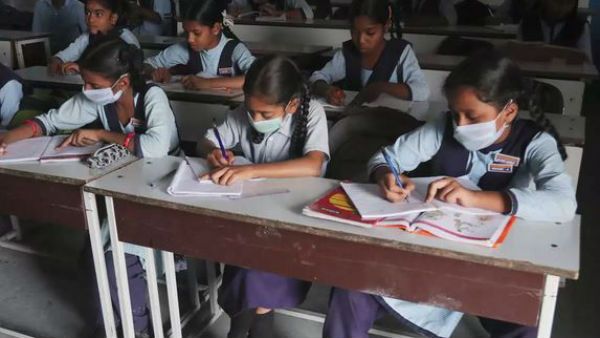 ఏపీలో ఆగస్టు 3 నుంచి ఆన్ లైన్ విద్యాసంవత్సరం- ఆరునెలల బోధన- 30 శాతం సిలబస్ కట్..