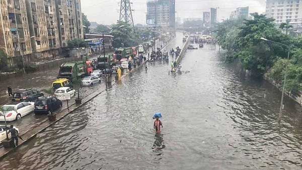 ముంబైని ముంచేస్తున్న వర్షాలు: పాత భవనాలు కూలే ప్రమాదం..ఐఎండీ ఆరెంజ్ అలెర్ట్