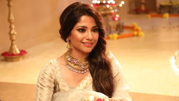 కళ్యాణ్ జ్యువెలర్స్ లో వరమహాలక్ష్మీ ఆఫర్, సగం ధరకే బంగారం ఆఫర్...! కానీ షరతులు వర్తిస్తాయి సుమా...!