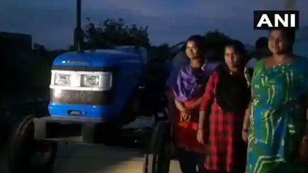 నిన్న కాడెడ్లుగా కుమార్తెలు..నేడు ట్రాక్టర్‌: రాత్రికి రాత్రి మారిన చిత్తూరు రైతు తల రాత