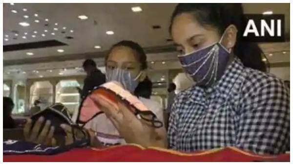 Coronavirus: మనోళ్ళు మేధావులు, వజ్రాలతో మాస్క్ లు, కరోనాకు బంగారు అంటే భయమా ? ఎవడి పిచ్చి !