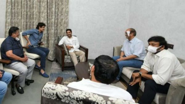 జగన్‌తో దూరం పెరుగుతోందా తరుగుతోందా.. టాలీవుడ్ మౌనం వెనక అసలేం జరుగుతోంది..!