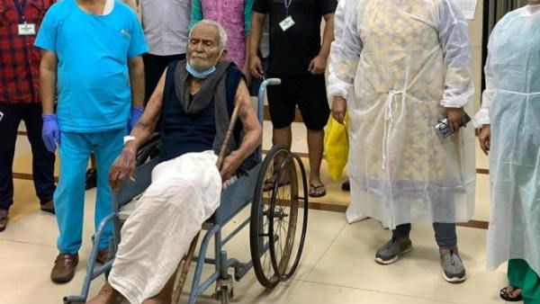 శతాధిక వృద్దుడు భేష్: కరోనా మహమ్మారిని జయించిన హీరో, ఆస్పత్రిలో చాక్లెట్ కేక్ కట్ చేసి.