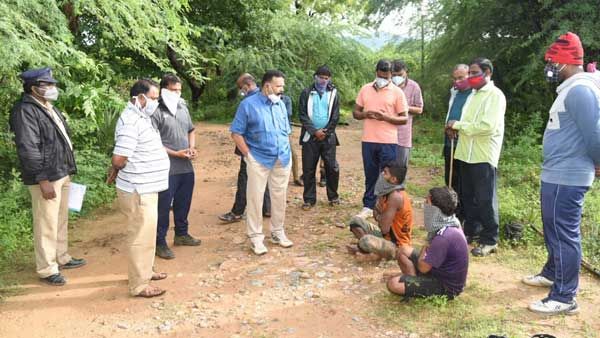 శేషాచలం అడవుల్లో కలకలం- టాస్క్ ఫోర్స్, తమిళ స్మగ్లర్ల మధ్య భీకర పోరు.. పలువురికి గాయాలు..