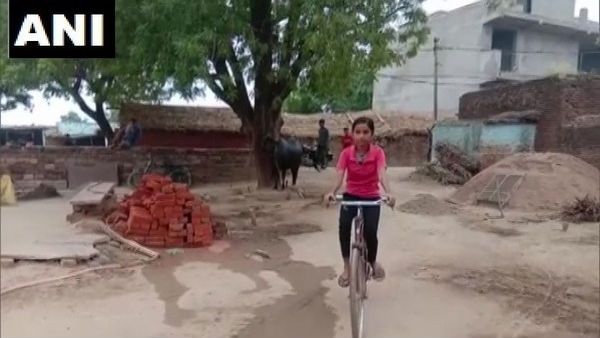 Cycle జైత్రయాత్ర: పదో తరగతిలో 98.5% మార్కులు, స్టేట్ 8వ ర్యాంకు, రోజు 24 కి.మీ. సలామ్ చెల్లెమ్మ!