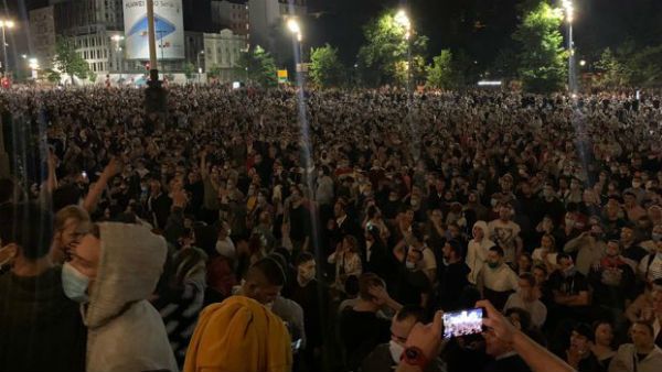 మళ్లీ లాక్‌డౌన్ విధింపు: విసుగెత్తిన జనం: పార్లమెంట్‌పై దాడి..విధ్వంసం: అట్టుడుకుతోన్న రాజధాని