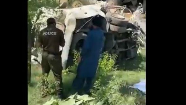 29 మంది మృతి: రైలు-మినీ బస్సు ఢీ, మృతుల్లో మెజార్టీ పాకిస్తానీ సిక్కులే..