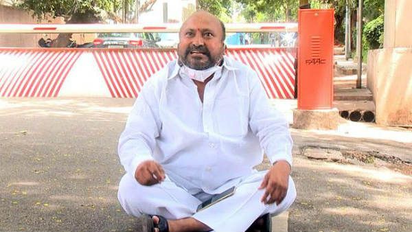 చంద్రబాబుది యూజ్ అండ్ త్రో పాలసీ: టీడీపీని నమ్ముకున్నందుకు అప్పులపాలు: పార్టీ నేత ధర్నా