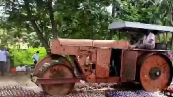 3,207 లీటర్ల మద్యం, రూ.72 లక్షలు: 14 వేల బాటిళ్లను రోడ్ రోలర్‌తో తొక్కించేశారు, ఏపీలోనే..(వీడియో)