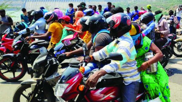 హైదరాబాద్ ను ఖాళీ చేయిస్తున్న కరోనా .. రద్దీ లేని రోడ్లు.. భయం గుప్పిట్లో హైదరాబాదీలు