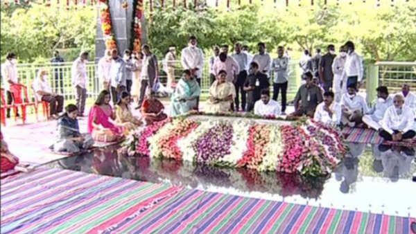 ఇడుపులపాయలో వైఎస్సార్‌కు జగన్ ఘన నివాళి... విజయమ్మ రాసిన పుస్తకం ఆవిష్కరణ.