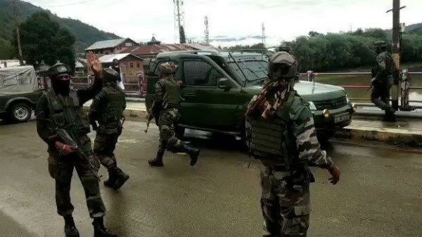 ఆర్మీ వాహనంపై టెర్రరిస్టుల దాడి - గురి తప్పి జనంలో పేలిన గ్రెనేడ్ - కాశ్మీర్‌లోని బారాబుల్లాలో ఘటన