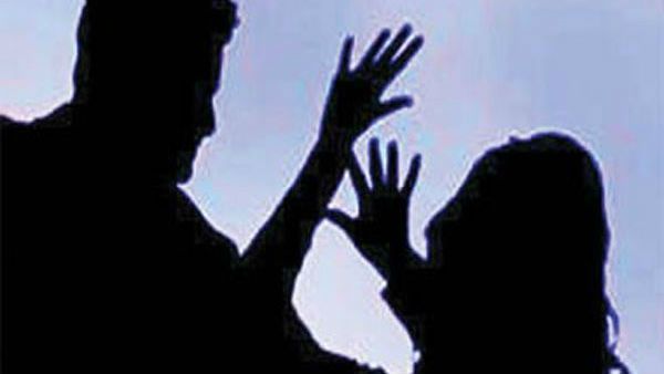 College girl: బీజేపీ లీడర్, బాషా సినిమాలో రజనీకాంత్ టైప్ లో బిల్డప్, రేప్ చేసి పిల్లిలాగా !