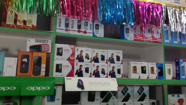 Bumper offer: సెల్ ఫోన్ షాప్ భారీ ఆఫర్లు, ఒకే దెబ్బకు రిబ్బన్ కటింగ్, శుభం కార్డు, ఎంతపని చేశాడు!