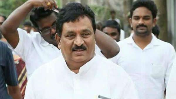 చంద్రబాబు హైదరాబాద్‌లో ఇల్లు కట్టుకుంటే ఏం: జగన్‌కు ప్రజలపై నమ్మకం లేదు: మాజీ డిప్యూటీ సీఎం