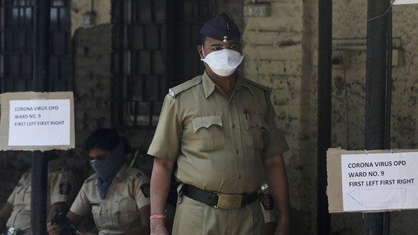 తెలంగాణా పోలీస్ శాఖను పట్టిపీడిస్తున్న కరోనా ... ఇప్పటివరకు 4259 మందికి పాజిటివ్