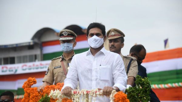 ఇంగ్లీష్‌ మీడియం వద్దన్న వాదనల్లో అంటరానితనం- హోదా పోరాటం సాగుతోంది- జగన్ కీలక వ్యాఖ్యలు..