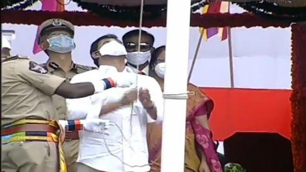 ప్రజాస్వామ్యం ప్రకారం వ్యవస్ధలు నడుచుకోవాలన్న జగన్- విజయవాడలో పతాకావిష్కరణ