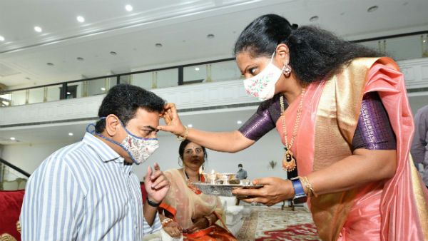 కేటీఆర్, సంతోష్‌కు రాఖీ కట్టిన కవిత: మహిళా మంత్రులు, ఎంపీ, ఎమ్మెల్యేలతో