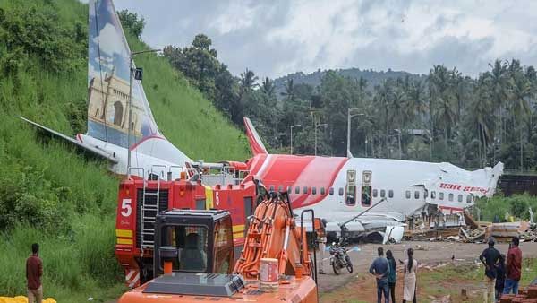 రక్షించబోతే కరోనా సోకింది - కేరళ విమాన ప్రమాద సహాయకచర్యల్లో పాల్గొన్న 22 మంది అధికారులకు..
