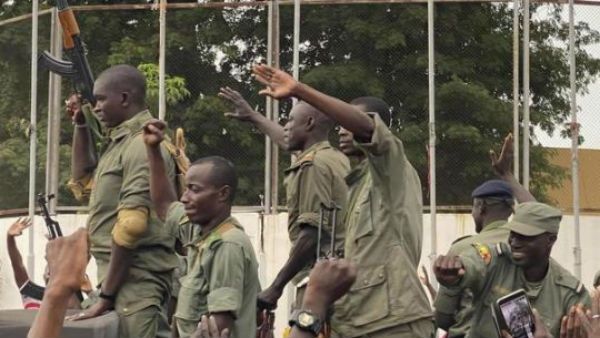 తిరుగుబాటు..ప్రభుత్వం కూల్చివేత: బందీలుగా దేశాధ్యక్షుడు, ప్రధానమంత్రి: మంత్రుల ఇళ్లల్లో లూటీ