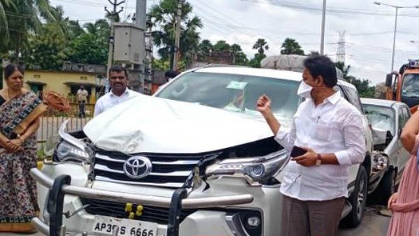 రోడ్డు ప్రమాదం నుంచి బయటపడ్డ వైసీపీ ఎంపీ: కారు డ్యామేజ్: డిప్యూటీ సీఎం కారులో