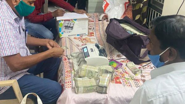 2 కిలోల బంగారం, రూ.32 లక్షల క్యాష్, డాక్యుమెంట్స్.. కీసర నాగరాజు అక్రమాస్తులు రూ.150 కోట్లు..