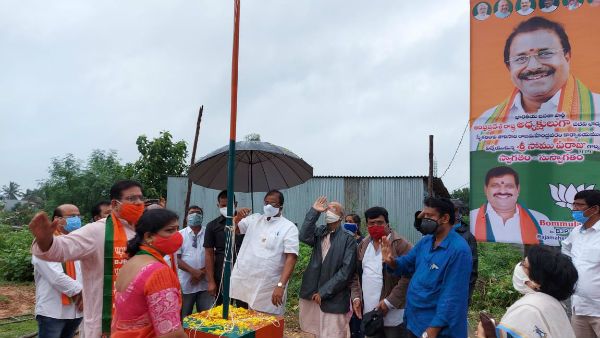 సాదినేని యామినిపై కేసు వెనక్కి తీసుకోవాలన్న సోము- రాజమండ్రిలో పతాకావిష్కరణ