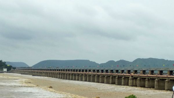 మధ్యాహ్నానికి ప్రకాశం బ్యారేజీకి 4 లక్షల క్యూసెక్కుల వరద- కృష్ణా, గుంటూరు అప్రమత్తం...