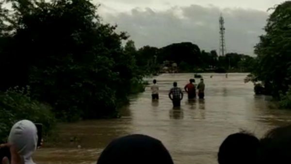 చలి వాగులో చిక్కుకున్న 12 మంది రైతులు.. హెలికాఫ్టర్ ద్వారా కాపాడే యత్నం .. వాగులో బస్సు , లారీ కూడా