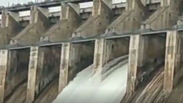 కృష్ణమ్మ పరవళ్లు: నిండుకుండలా నాగార్జున సాగర్: గేట్లు ఎత్తివేత: సముద్రం వైపు