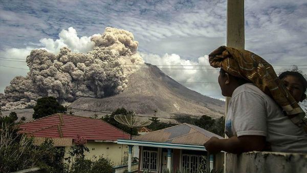 Sinabung Volcano:బద్దలైన సీనాబంగ్ అగ్నిపర్వతం.. చిమ్మ చీకటిలో ఆ గ్రామాలు