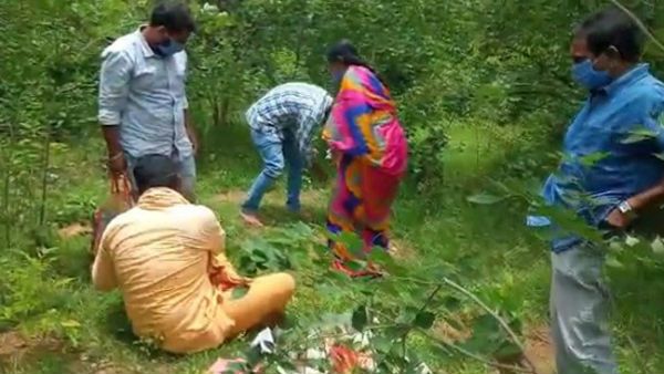 సిరిసిల్ల అగ్రహారం గుట్టల్లో... కలకలం రేపిన ఘటన... స్థానికుల రాకతో పరార్...