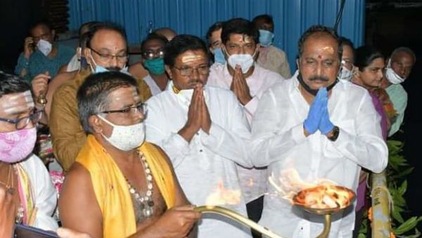 వరుసగా రెండో ఏడాది: శ్రీశైలం ఫుల్: వేల క్యూసెక్కులు దిగువకు: హారతి పట్టిన వైసీపీ ఎంపీ, ఎమ్మెల్యే