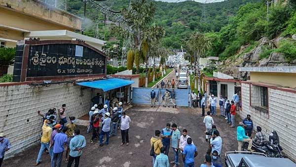 శ్రీశైలం అగ్నిప్రమాదంలో కొత్త కోణం .. అర్దరాత్రి సమయంలో బ్యాటరీల మార్పుపై అనుమానాలు