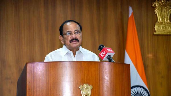 ఉపరాష్ట్రపతి వెంకయ్య నాయుడు కాఫీ టేబుల్ బుక్... ఆవిష్కరించిన కేంద్రమంత్రి రాజ్‌నాథ్