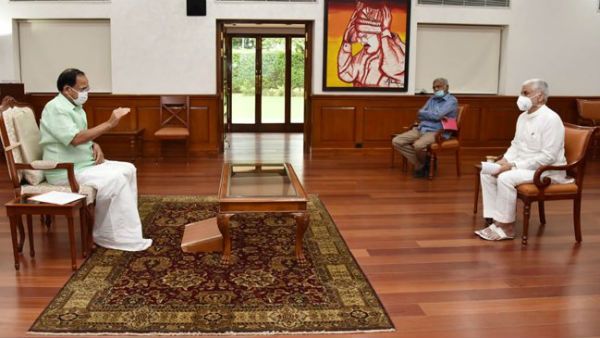 ఉపరాష్ట్రపతి వెంకయ్య నాయుడిని కలిసిన ఎంపీ విజయసాయి రెడ్డి .. కారణం ఇదే