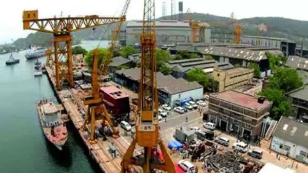 విశాఖ షిప్ యార్డులో భారీ ప్రమాదం, విరిగిపడ్డ క్రేన్, పది మంది మృతి