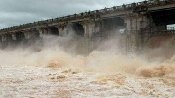 గోదావరి వరదలు .. చిగురుటాకుల్లా వందలాది గోదావరి జిల్లాల ముంపు గ్రామాలు.. రంగంలో రెస్క్యూ టీమ్స్!!