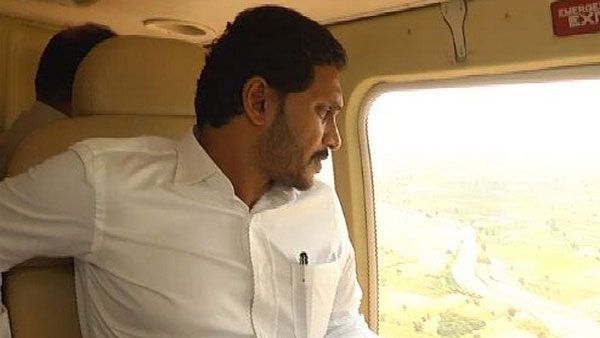 వరద పరిస్థితులపై సీఎం జగన్ ఏరియల్ సర్వే: బాధితుల పట్ల ఉదారంగా ఉండాలని సమీక్షలో సూచన