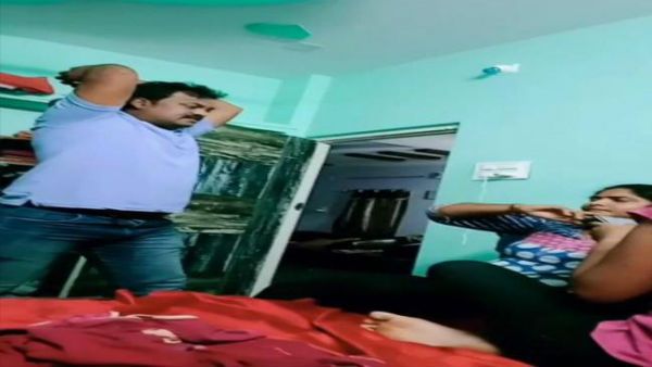 భార్యా, కుమార్తెలపై పైశాచికం: అశ్లీల చిత్రాలు చూస్తూ, భార్యపై డంబెల్‌తో దాడి