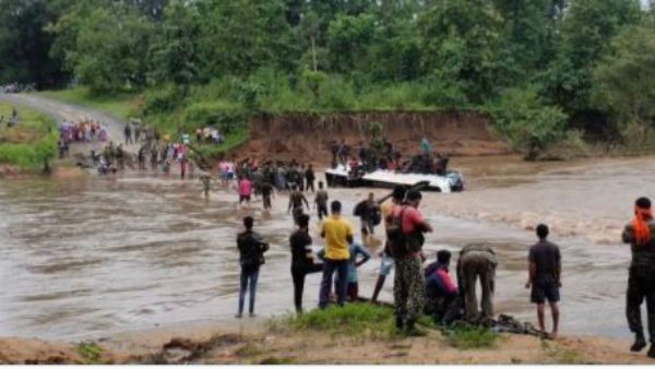 వరదలో కొట్టుకుపోయిన ఆర్మీ బస్సు: దూకేసి బయటపడ్డ జవాన్లు